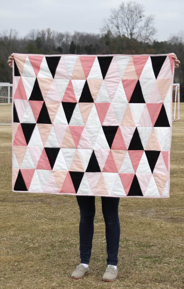 modern ombre + b/w triangle quilt tutorial + pattern | how to make a triangle quilt | handmade quilt | free quilt tutorial | baby quilt tutorial | baby quilt patterns || see kate sew #babyquilt #sewingtutorial #diyquilt #seekatesew