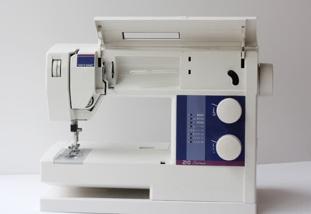 sewing 101: basics of sewing machine maintenance || Sewing Machine Maintenance | Sewing 101 | Sewing Tutorials | How to Maintain a Sewing Machine | Sewing Machines || See Kate Sew #sewingmachinemaintenance #sewing101 #sewingtutorials #seekatesew