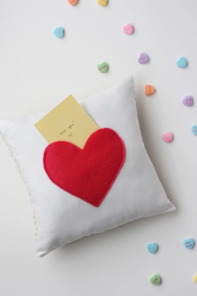 secret pocket pillow for Valentine's Day | love notes pillow | secret pocket pillow tutorial | how to make a pillow | Valentine's Day ideas | handmade valentine gifts | diy valentine ideas || See Kate Sew #valentinesday #pillowtutorial #diyvalentine