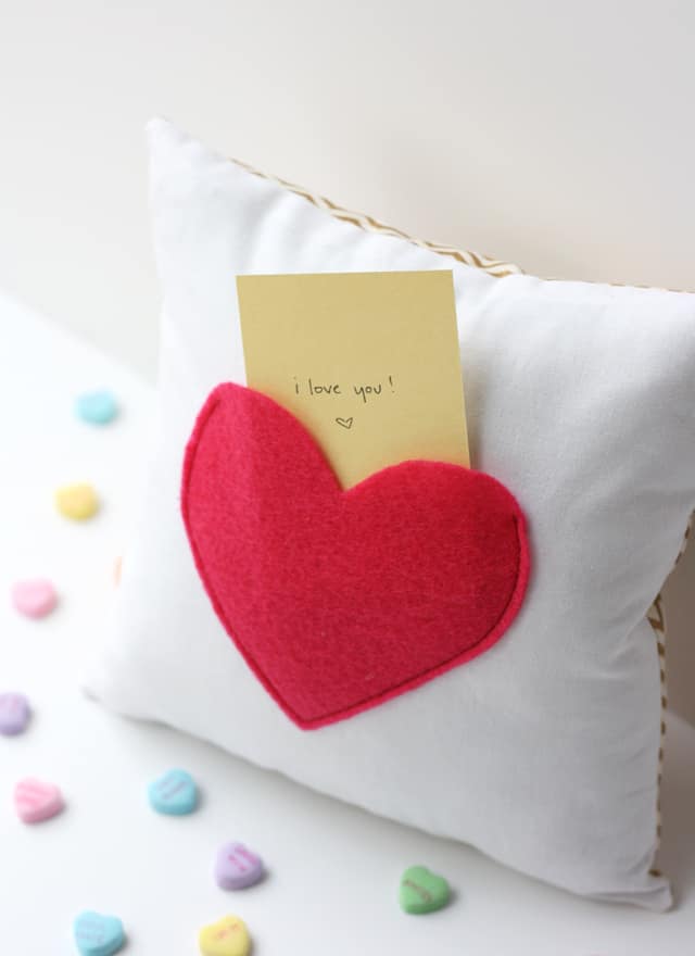 secret pocket pillow for Valentine's Day | love notes pillow | secret pocket pillow tutorial | how to make a pillow | Valentine's Day ideas | handmade valentine gifts | diy valentine ideas || See Kate Sew #valentinesday #pillowtutorial #diyvalentine