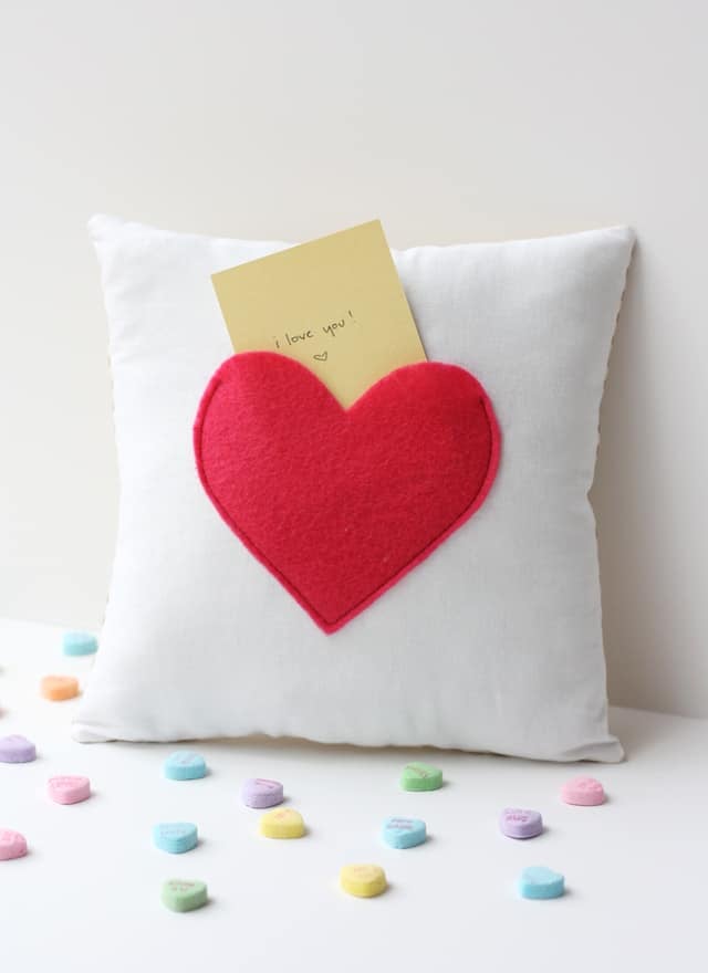 secret pocket pillow for Valentine's Day | love notes pillow | secret pocket pillow tutorial | how to make a pillow | Valentine's Day ideas | handmade valentine gifts | diy valentine ideas || See Kate Sew #valentinesday #pillowtutorial #diyvalentine