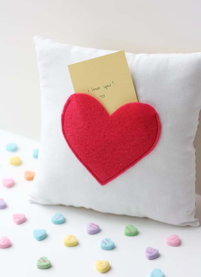 secret pocket pillow for Valentine's Day | love notes pillow | secret pocket pillow tutorial | how to make a pillow | Valentine's Day ideas | handmade valentine gifts | diy valentine ideas || See Kate Sew #valentinesday #pillowtutorial #diyvalentine