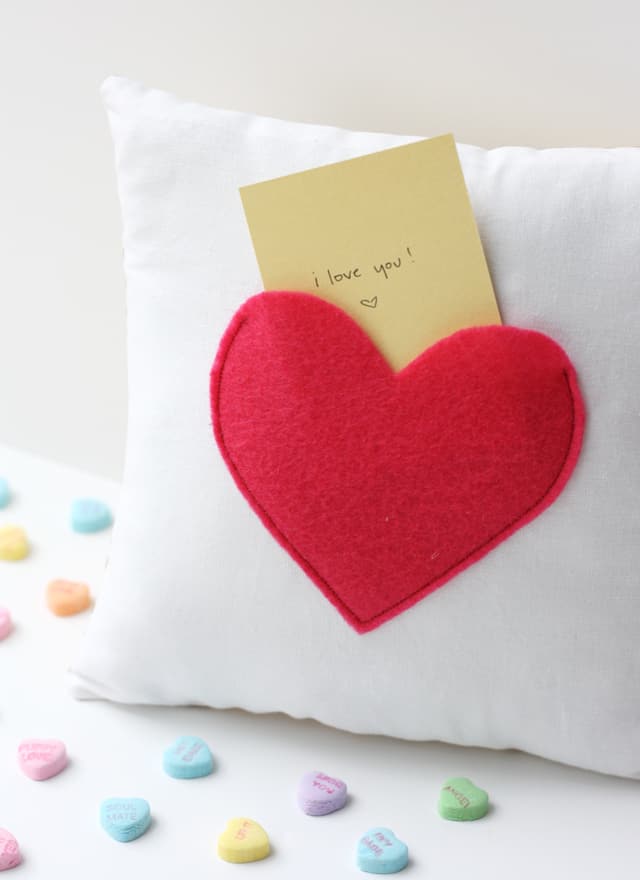 love notes pillow | secret pocket pillow tutorial | how to make a pillow | Valentine's Day ideas | handmade valentine gifts | diy valentine ideas || See Kate Sew #valentinesday #pillowtutorial #diyvalentine