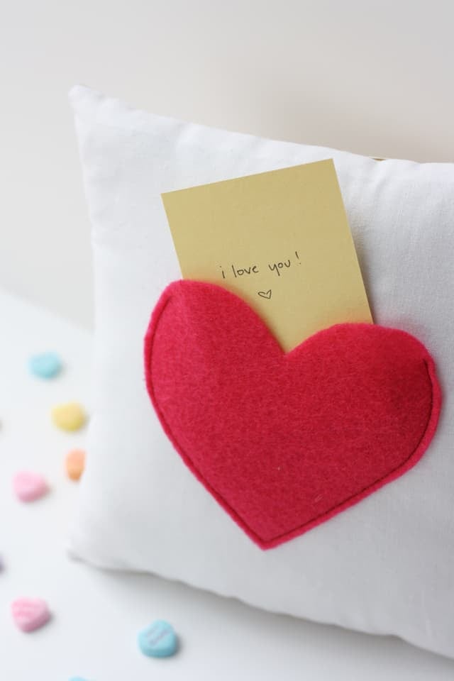 secret pocket pillow for Valentine's Day | love notes pillow | secret pocket pillow tutorial | how to make a pillow | Valentine's Day ideas | handmade valentine gifts | diy valentine ideas || See Kate Sew #valentinesday #pillowtutorial #diyvalentine