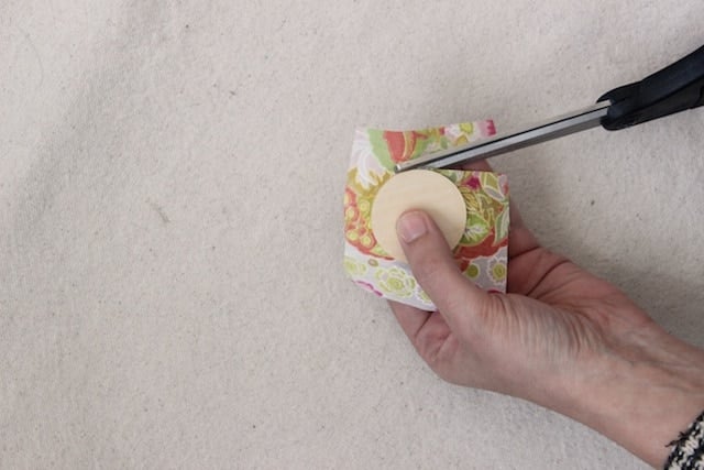 how to make button pins with fabric scraps - see kate sew