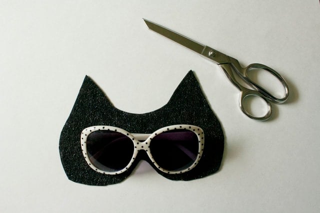 No Sew Cat Mask Tutorial | DIY cat mask | how to make a cat mask | costume ideas | DIY costumes | easy costume ideas | cat inspired costumes | halloween mask ideas | DIY halloween masks | DIY cat mask tutorial || See Kate Sew