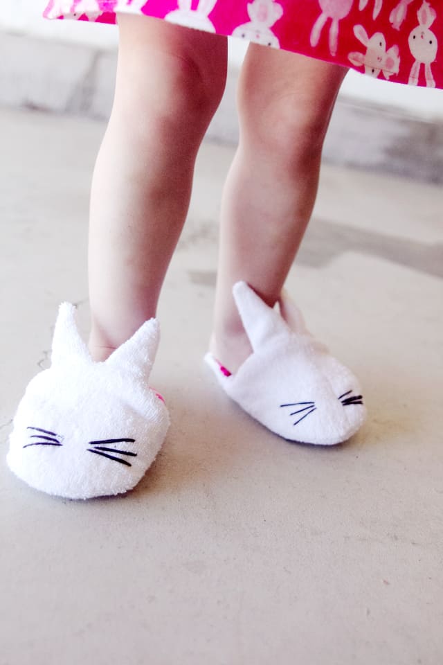 DIY bunny slippers with free pattern download | diy kids slippers | diy slippers for kids | free sewing patterns || See Kate Sew #bunnyslippers #freesewingpattern #sewingpattern