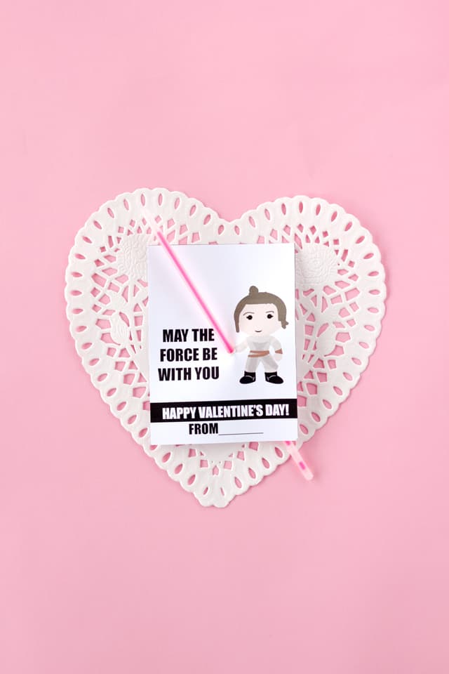 REY lightsaber valentines | Star Wars themed Valentines | fun Valentines for kids | diy Valentines | homemade Valentines | free valentine printable || See Kate Sew #starwars #diyvalentines #valentinesday
