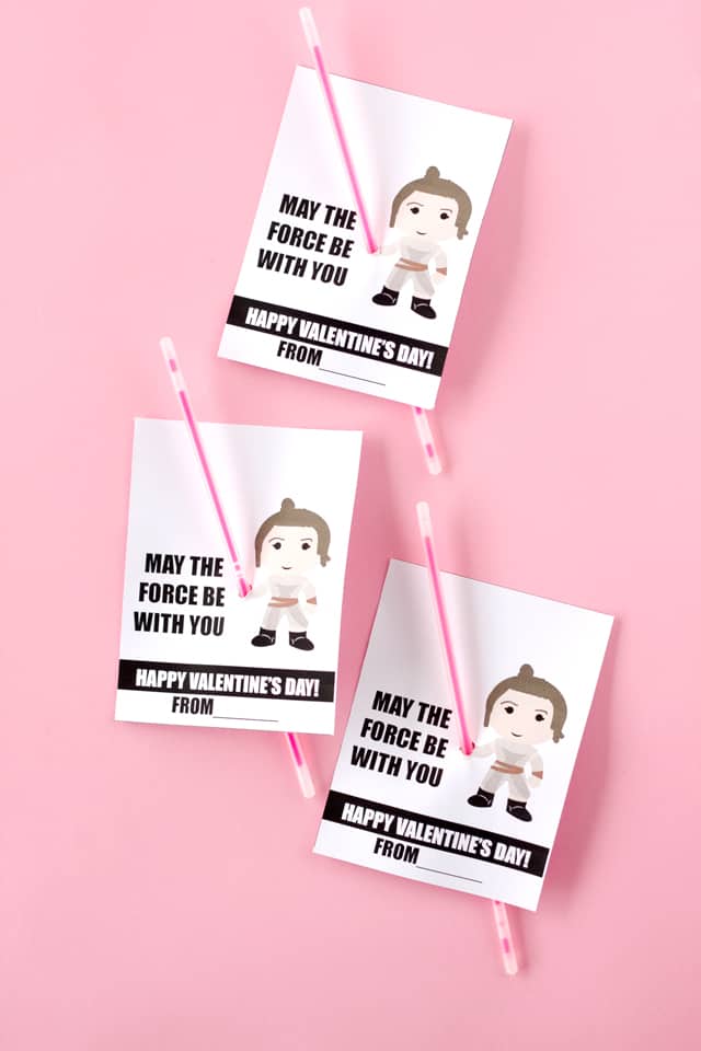 REY lightsaber valentines | Star Wars themed Valentines | fun Valentines for kids | diy Valentines | homemade Valentines | free valentine printable || See Kate Sew #starwars #diyvalentines #valentinesday