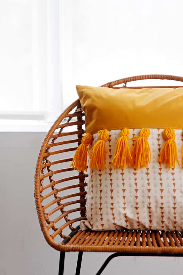 Easy Tassel Pillow Tutorial | DIY Pillow | DIY Home Decor | DIY Tassel Pillow | How to make a Tassel Pillow | 2 Tone Tassel Pillow || See Kate Sew #pillowtutorial #tasselpillowtutorial #yarntasselpillow #seekatesew