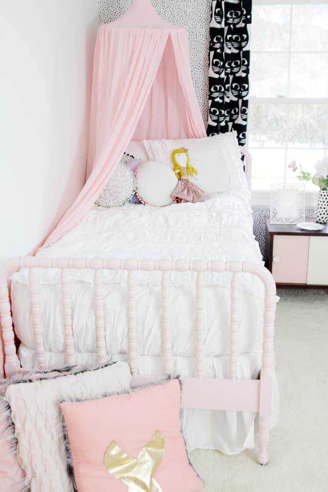 Little Girl's Room Makeover | how to decorate a girl's room | girlie room makeover | feminine room makeover | girl room decor | kids bedroom decor ideas || See Kate Sew #girlsroomdecor #kidsbedroomideas 