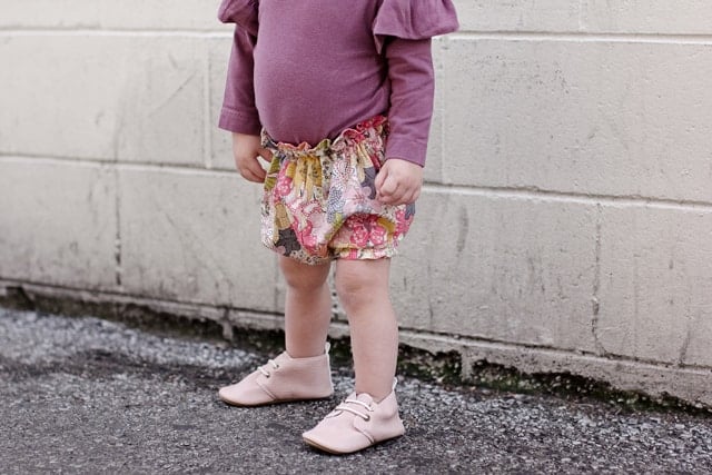 DIY PAPER BAG WAIST BABY BLOOMERS - Free Pattern! | diy kids clothing | kids clothing diy | baby clothing ideas | diy baby clothing | how to sew baby bloomers | diy baby bloomers | sewing tutorials | free sewing patterns | sewing tips and tricks || See Kate Sew #freesewingpatterns #diybabyclothes #diykidsclothes #diybabybloomers #seekatesew