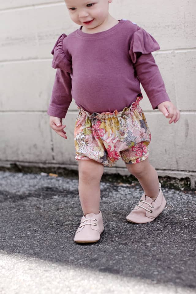 DIY PAPER BAG WAIST BABY BLOOMERS - Free Pattern! | diy kids clothing | kids clothing diy | baby clothing ideas | diy baby clothing | how to sew baby bloomers | diy baby bloomers | sewing tutorials | free sewing patterns | sewing tips and tricks || See Kate Sew #freesewingpatterns #diybabyclothes #diykidsclothes #diybabybloomers #seekatesew