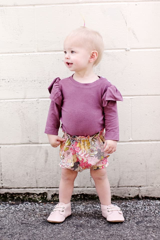 DIY PAPER BAG WAIST BABY BLOOMERS - Free Pattern! | diy kids clothing | kids clothing diy | baby clothing ideas | diy baby clothing | how to sew baby bloomers | diy baby bloomers | sewing tutorials | free sewing patterns | sewing tips and tricks || See Kate Sew #freesewingpatterns #diybabyclothes #diykidsclothes #diybabybloomers #seekatesew