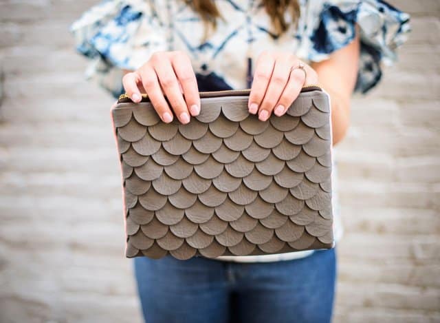 DIY SCALLOP LEATHER CLUTCH | how to make a clutch | DIY leather clutch | leather clutch DIY | sewing tips and tricks | sewing tutorials | DIY sewing tutorials | handmade bags | handmade clutch tutorial || See Kate Sew #diyclutch #diyscalloppedclutch #handmadeclutch #seekatesew