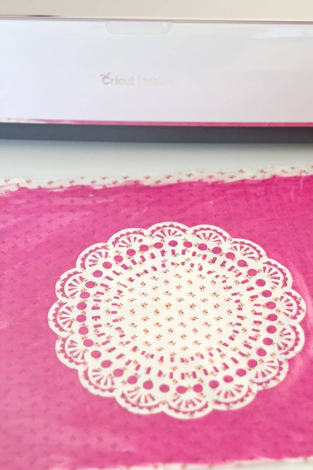 DIY doily placemat tutorial | diy gift ideas | homemade placemat | how to make a placemat | placemat tutorial | diy sewing tutorials | cricut projects | easy cricut project || See Kate Sew #cricutproject #diygift #diyplacemats