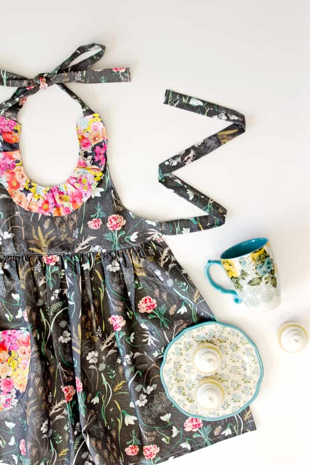 DIY ruffled apron pattern | DIY Floral Apron | free apron pattern | free sewing patters | how to sew an apron | handmade apron | free sewing tutorials | sewing for beginners | apron sewing tutorial || See Kate Sew #diyapron #freesewingpatterns #sewingtutorials 