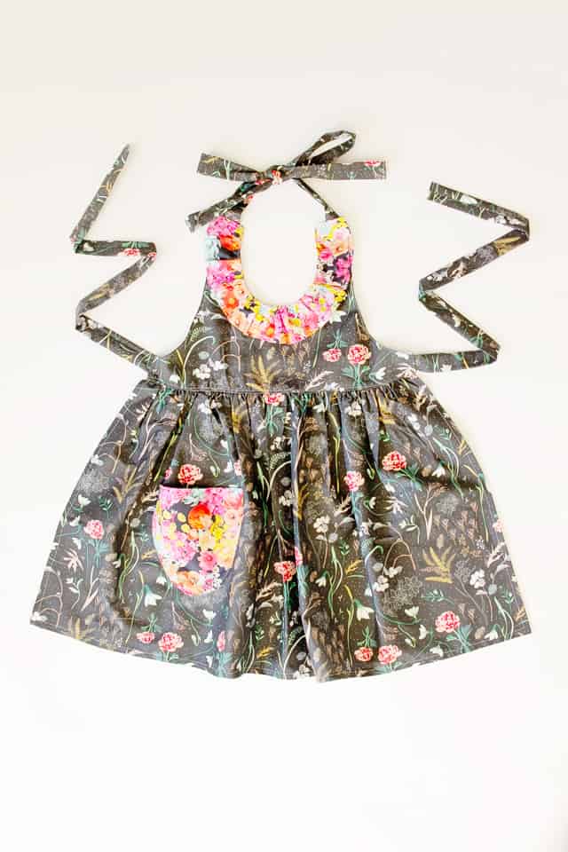 DIY ruffled apron pattern | DIY Floral Apron | free apron pattern | free sewing patters | how to sew an apron | handmade apron | free sewing tutorials | sewing for beginners | apron sewing tutorial || See Kate Sew #diyapron #freesewingpatterns #sewingtutorials 