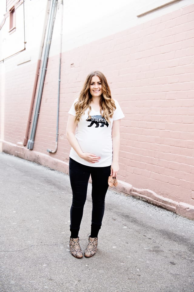 Mama Bear Tee - Free SVG File | DIY Pregnancy Annoucement Tees | pregnancy announcement t-shirts | pregnancy announcement ideas | diy pregnancy announcement || See Kate Sew #pregnancyannouncement #diytshirt