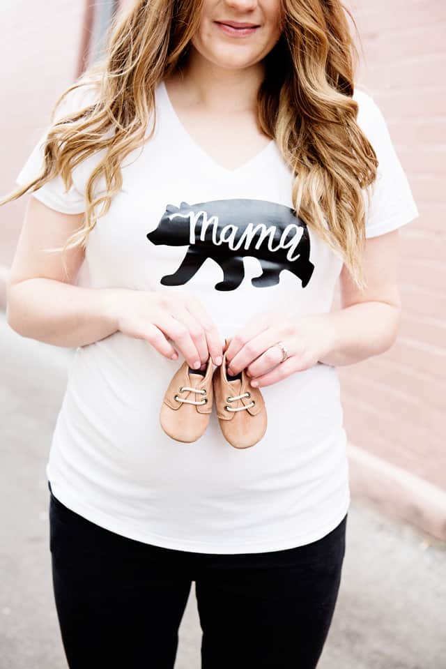 Mama Bear Tee - Free SVG File | DIY Pregnancy Annoucement Tees | pregnancy announcement t-shirts | pregnancy announcement ideas | diy pregnancy announcement || See Kate Sew #pregnancyannouncement #diytshirt