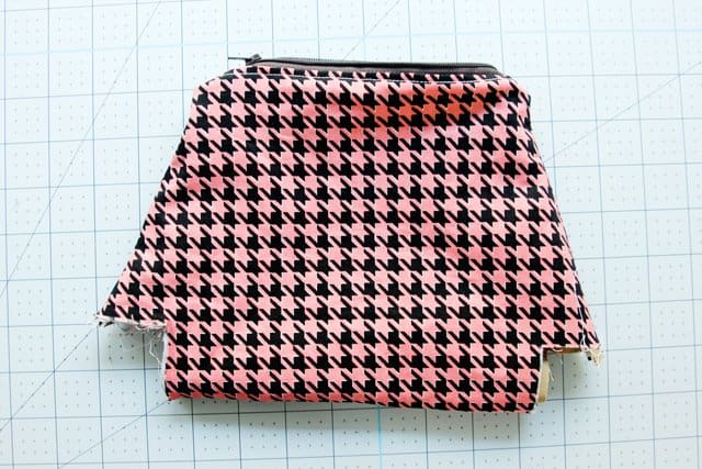 DIY zippered pouch tutorial flat bottom