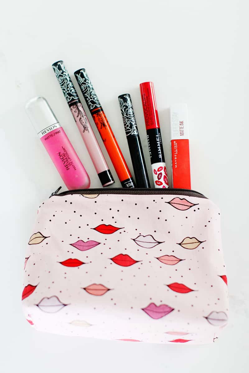 DIY zippered pouch tutorial flat bottom | DIY Zippered Pouch with Flat Bottom | DIY Zippered Pouch Tutorial | DIY Zippered Pouch | Flat Bottom Zippered Pouch | How to Make a Zippered Pouch with a Flat Bottom | DIY Makeup Bag | DIY Standup Makeup Bag | Free Zippered Pouch Pattern | DIY Cosmetic Case | Kiss Me, Kate Fabric || See Kate Sew #diyzipperedpouch #flatbottompouch #makeupbag #freepattern #seekatesew
