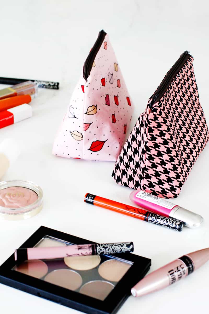 DIY zippered pouch tutorial flat bottom | DIY Zippered Pouch with Flat Bottom | DIY Zippered Pouch Tutorial | DIY Zippered Pouch | Flat Bottom Zippered Pouch | How to Make a Zippered Pouch with a Flat Bottom | DIY Makeup Bag | DIY Standup Makeup Bag | Free Zippered Pouch Pattern | DIY Cosmetic Case | Kiss Me, Kate Fabric || See Kate Sew #diyzipperedpouch #flatbottompouch #makeupbag #freepattern #seekatesew