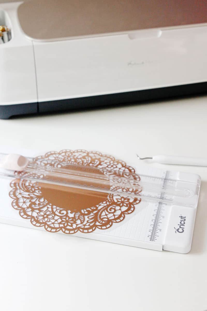 Cricut supplies that are perfect for the sewing, crafter, and quilter on your list! Here are my top 12 favorite Cricut supplies. || See Kate Sew #giftguide #cricut #cricutsupplies #cricutgifts #sewinggifts #craftgifts #quiltergifts #seekatesew