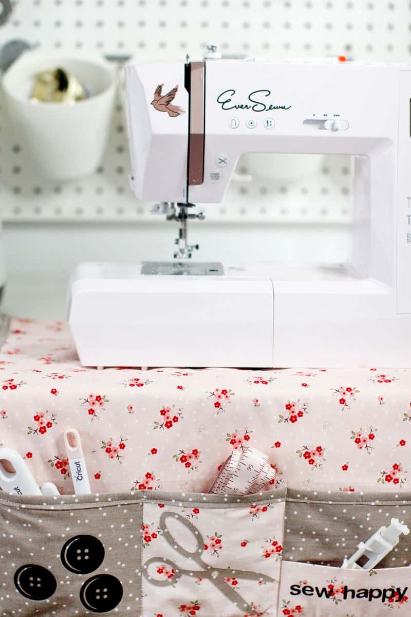 Sewing Machine Mat Tutorial | DIY Sewing Machine Mat | DIY Sewing Organizer | Sewing Mat | Sewing With A Cricut Maker | Sewing Organizer | Sewing Machine Mat | Sewing Tutorial | See Kate Sew #sewingtutorial #seekatesew
