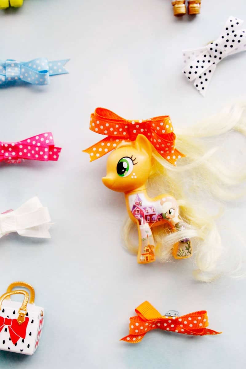 Are you guys still in on the LOL Surprise craze!? Here is a fun tutorial on how to make your own LOL doll hair bows to clip into their soft hair. So easy, you can even include the kids in making them! || See Kate Sew #loldolls #dollaccessories #dollbows #kidstoys #seekatesew