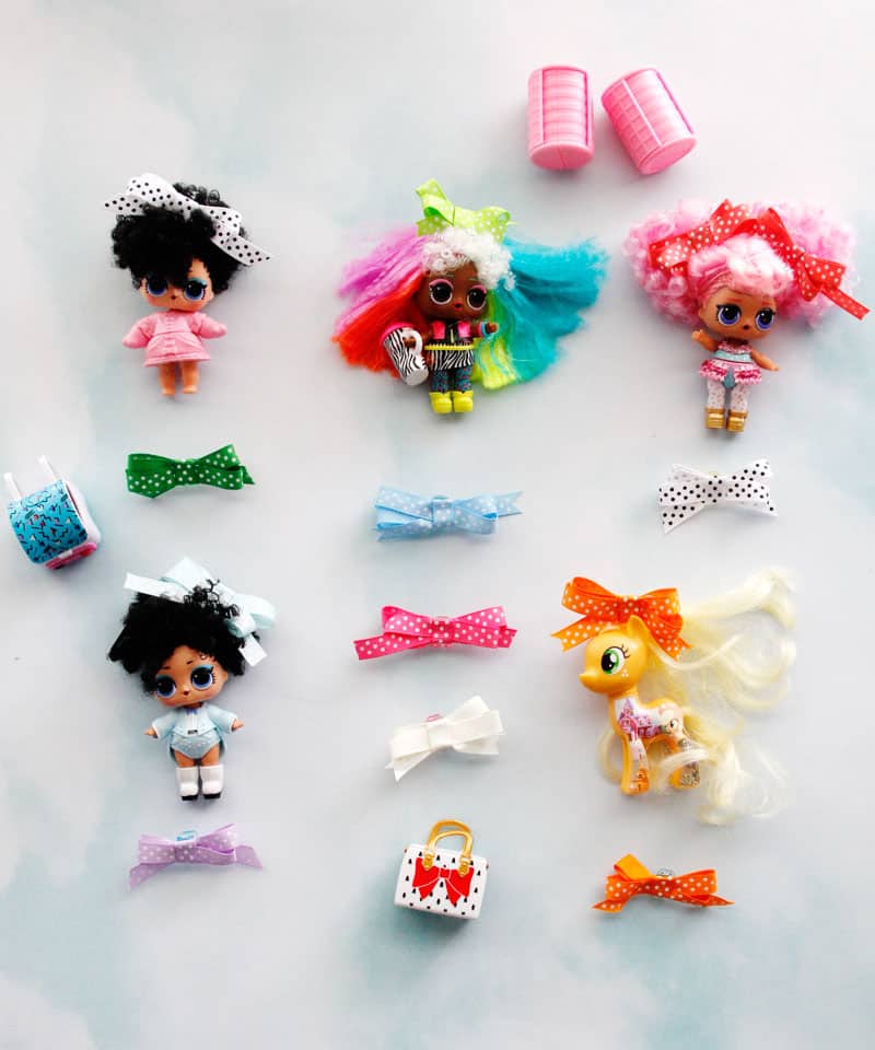Are you guys still in on the LOL Surprise craze!? Here is a fun tutorial on how to make your own LOL doll hair bows to clip into their soft hair. So easy, you can even include the kids in making them! || See Kate Sew #loldolls #dollaccessories #dollbows #kidstoys #seekatesew