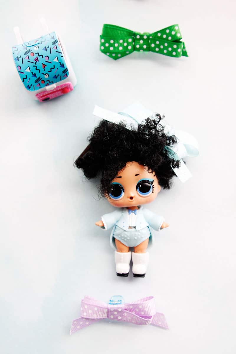 Are you guys still in on the LOL Surprise craze!? Here is a fun tutorial on how to make your own LOL doll hair bows to clip into their soft hair. So easy, you can even include the kids in making them! || See Kate Sew #loldolls #dollaccessories #dollbows #kidstoys #seekatesew