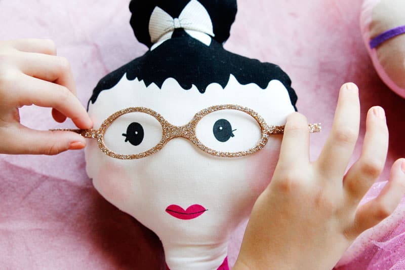 These glasses for the new TOP KNOT dolls are so cute and easy! With a FREE SVG file, you'll be on your way to accessorizing your doll in no time at all! || See Kate Sew #dollaccessories #dollglasses #freesvg #cricutcrafts #seekatesew