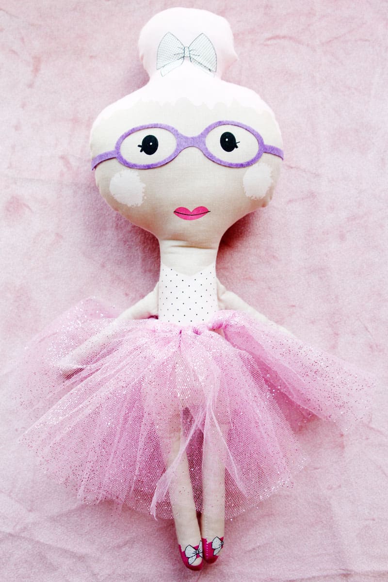 These glasses for the new TOP KNOT dolls are so cute and easy! With a FREE SVG file, you'll be on your way to accessorizing your doll in no time at all! || See Kate Sew #dollaccessories #dollglasses #freesvg #cricutcrafts #seekatesew