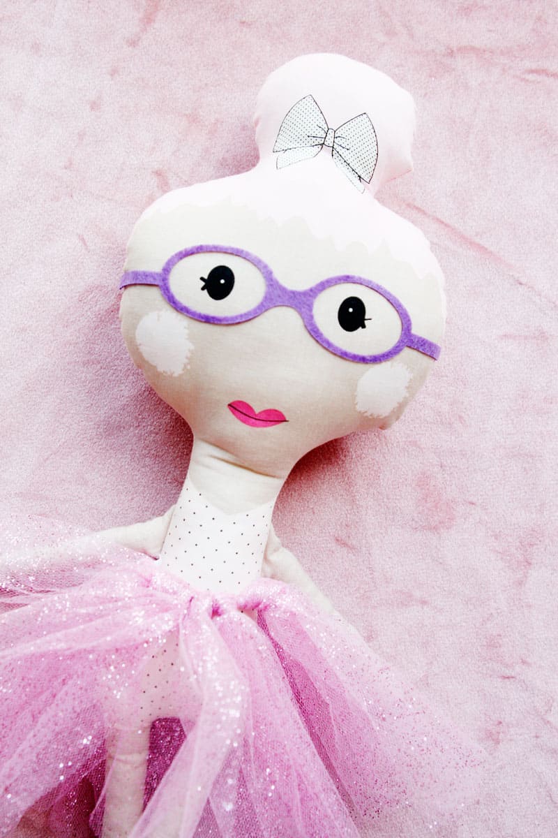 These glasses for the new TOP KNOT dolls are so cute and easy! With a FREE SVG file, you'll be on your way to accessorizing your doll in no time at all! || See Kate Sew #dollaccessories #dollglasses #freesvg #cricutcrafts #seekatesew