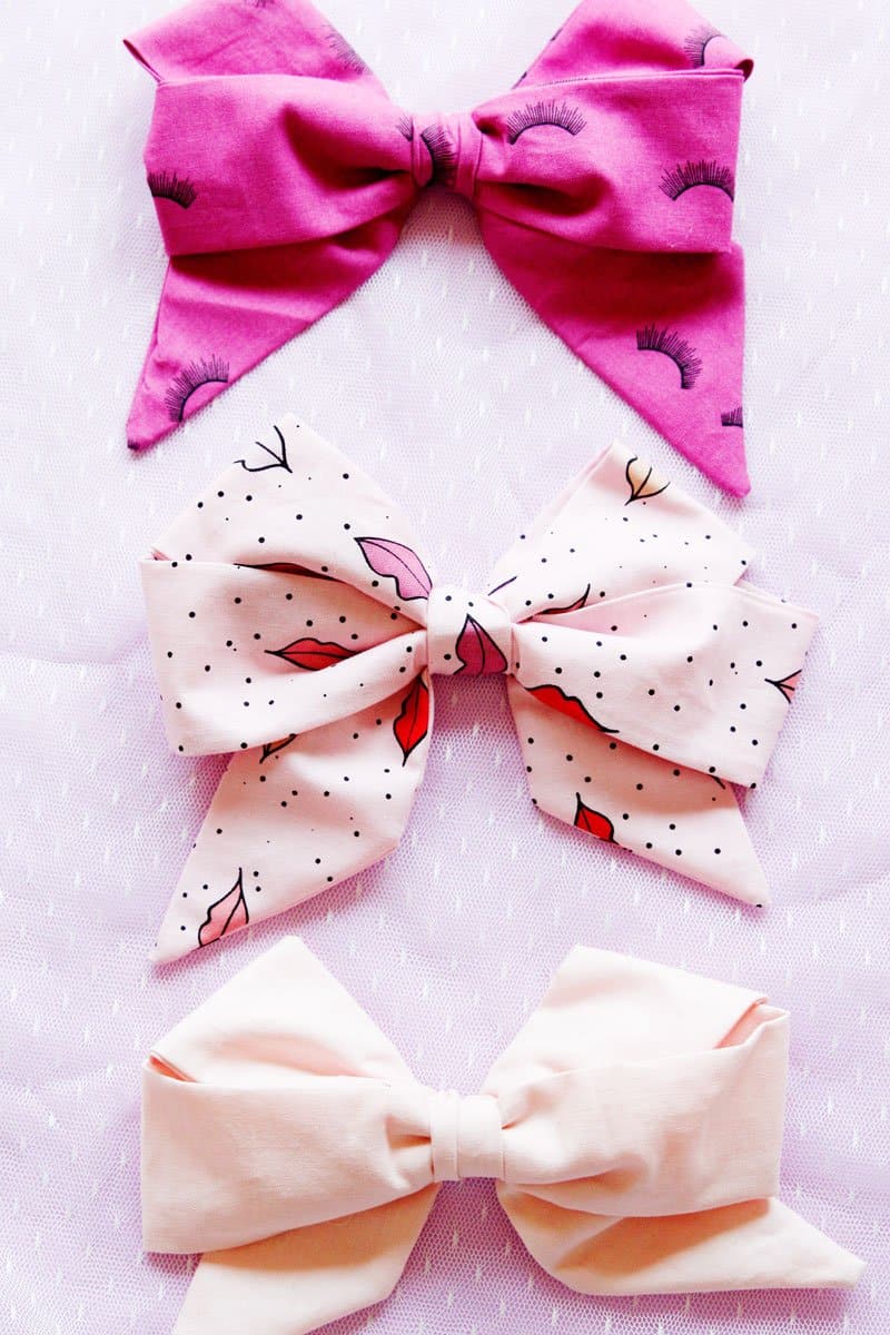 This FREE TUTORIAL will show you How to Make a Jojo Bow with Fabric. Quick and easy, your girls will love to have these bows in every fun print! || See Kate Sew #jojobow #diyjojobow #diybow #diyhairbows #diyhairaccessories #seekatesew