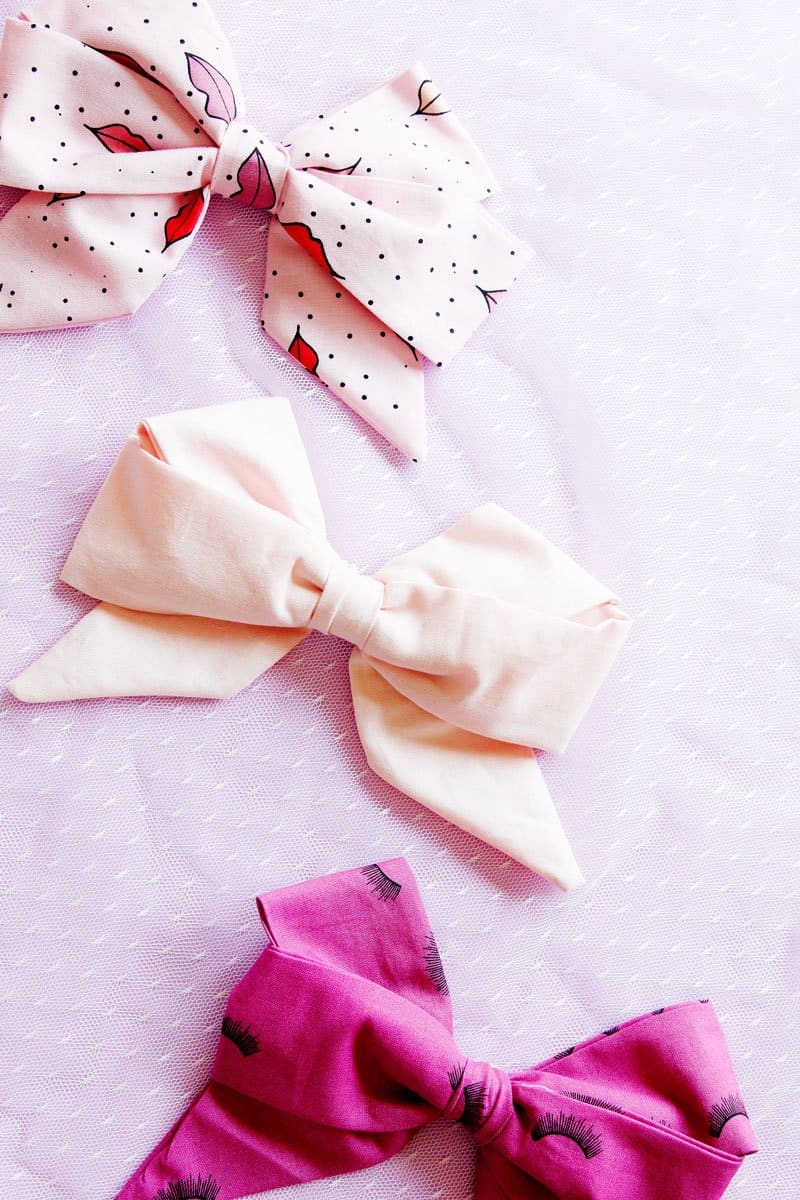 This FREE TUTORIAL will show you How to Make a Jojo Bow with Fabric. Quick and easy, your girls will love to have these bows in every fun print! || See Kate Sew #jojobow #diyjojobow #diybow #diyhairbows #diyhairaccessories #seekatesew