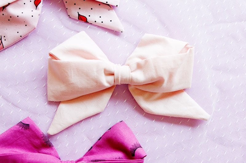 This FREE TUTORIAL will show you How to Make a Jojo Bow with Fabric. Quick and easy, your girls will love to have these bows in every fun print! || See Kate Sew #jojobow #diyjojobow #diybow #diyhairbows #diyhairaccessories #seekatesew