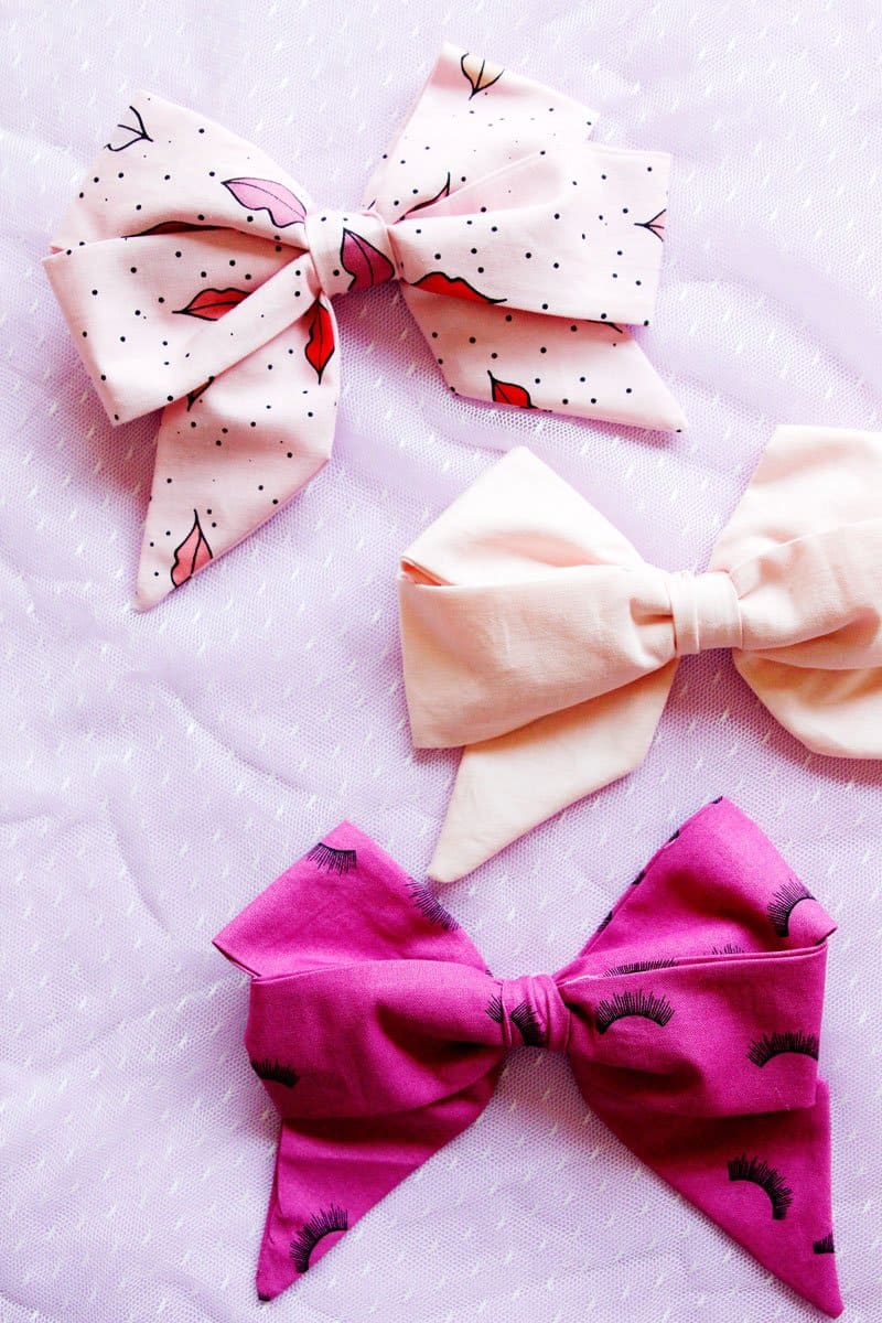 This FREE TUTORIAL will show you How to Make a Jojo Bow with Fabric. Quick and easy, your girls will love to have these bows in every fun print! || See Kate Sew #jojobow #diyjojobow #diybow #diyhairbows #diyhairaccessories #seekatesew