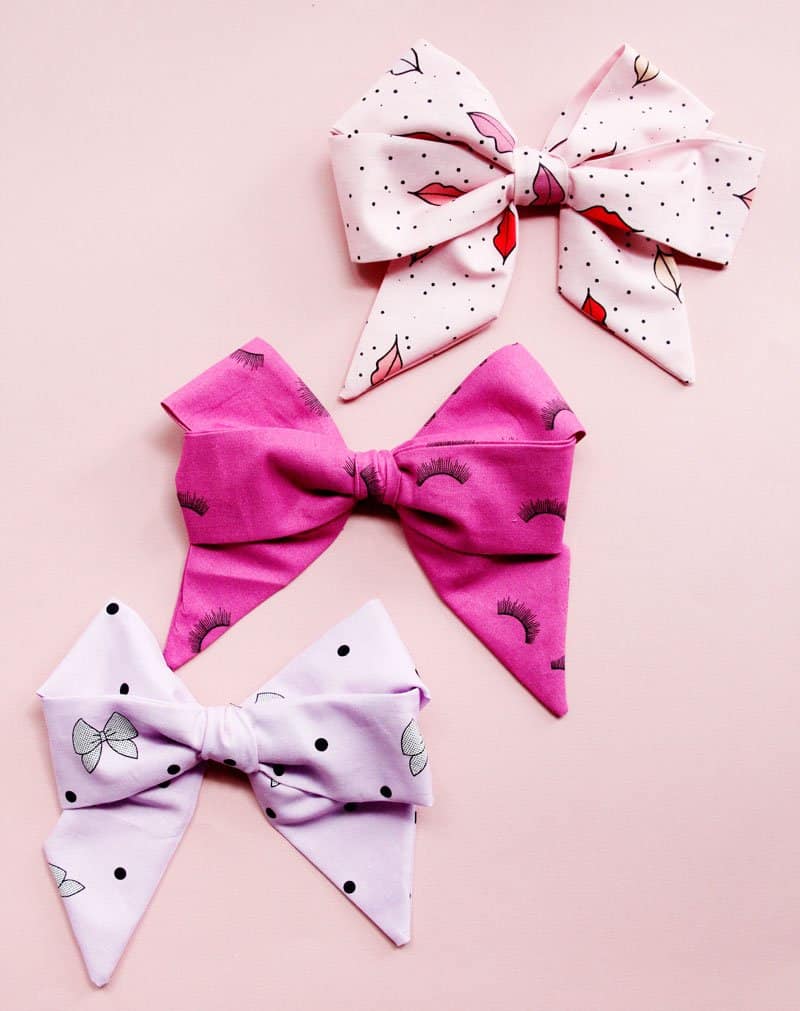 This FREE TUTORIAL will show you How to Make a Jojo Bow with Fabric. Quick and easy, your girls will love to have these bows in every fun print! || See Kate Sew #jojobow #diyjojobow #diybow #diyhairbows #diyhairaccessories #seekatesew