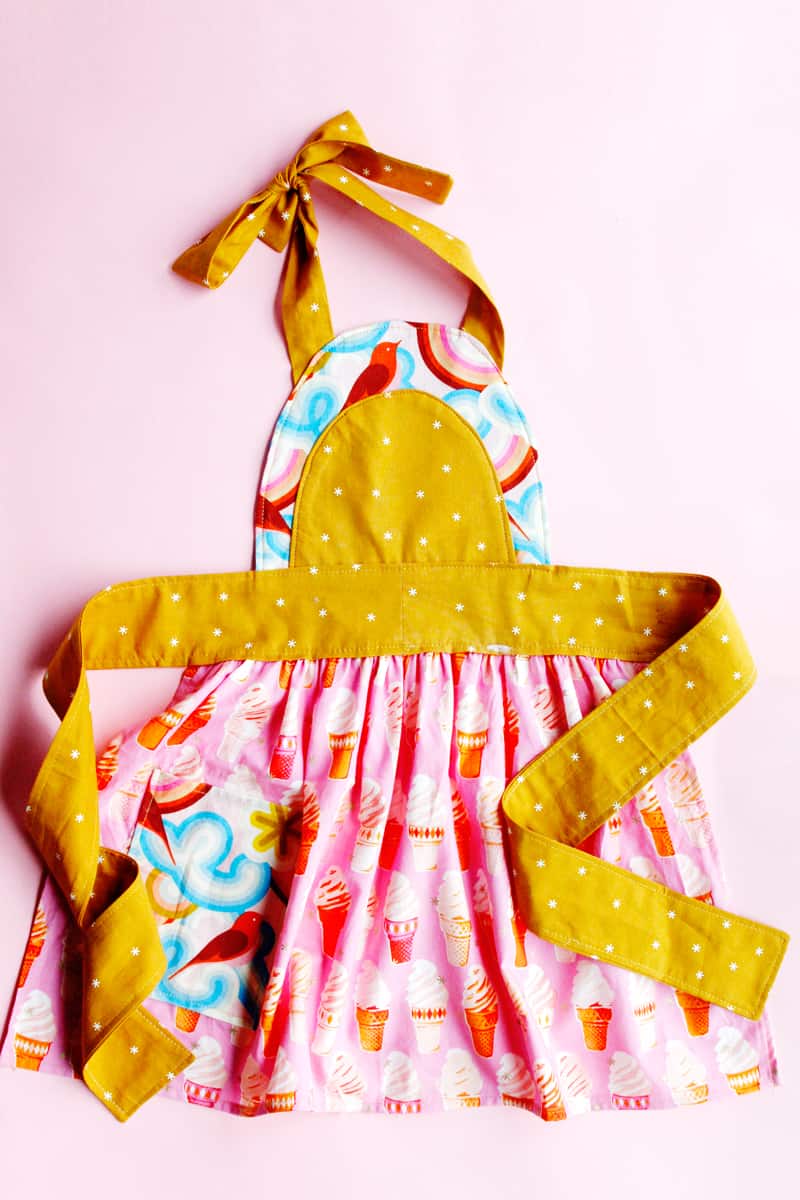 An apron sewing pattern that works for kids and adults, the Ice Cream Soda Apron, is this month's Mystery Pattern of the Month! This Mommy and Me apron pattern is just in time for holiday baking. #mysterypattern #mommyandmepatterns #apronpatterns #sewingpatterns #seekatesew
