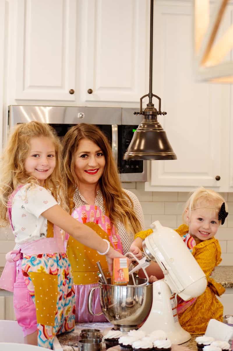 An apron sewing pattern that works for kids and adults, the Ice Cream Soda Apron, is this month's Mystery Pattern of the Month! This Mommy and Me apron pattern is just in time for holiday baking. #mysterypattern #mommyandmepatterns #apronpatterns #sewingpatterns #seekatesew