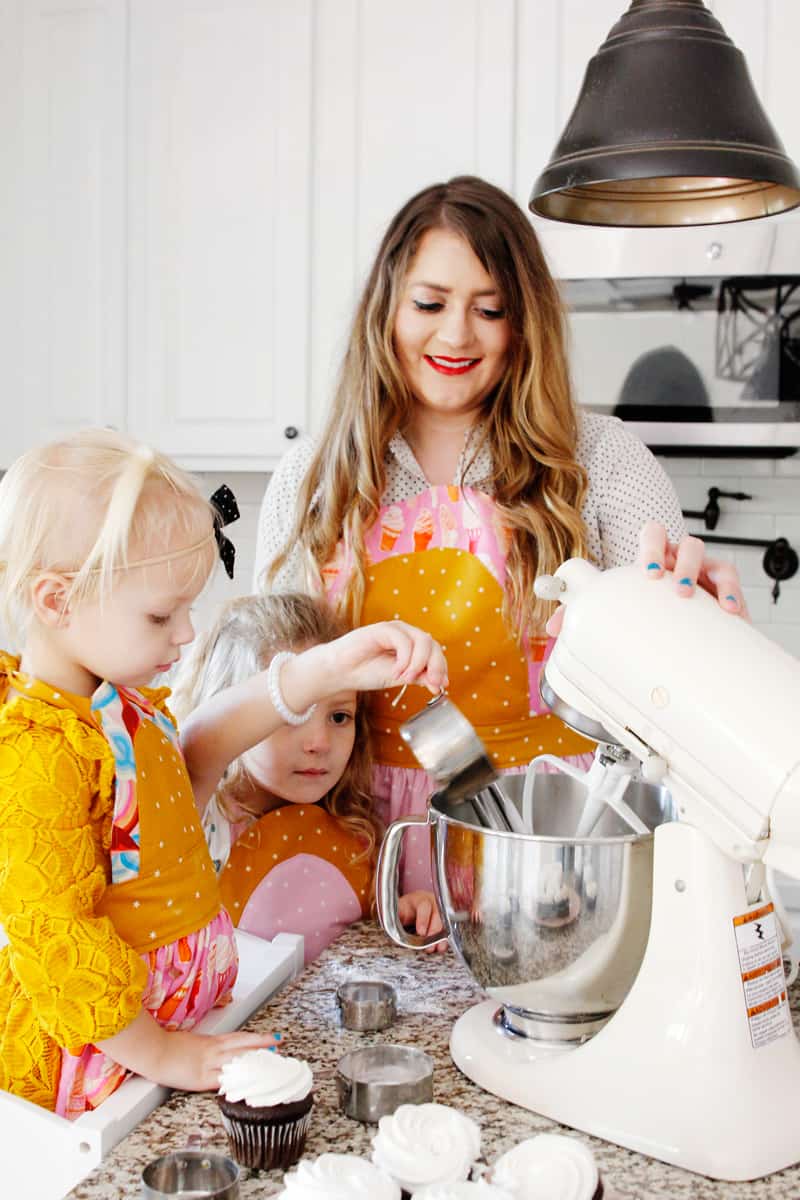 An apron sewing pattern that works for kids and adults, the Ice Cream Soda Apron, is this month's Mystery Pattern of the Month! This Mommy and Me apron pattern is just in time for holiday baking. #mysterypattern #mommyandmepatterns #apronpatterns #sewingpatterns #seekatesew