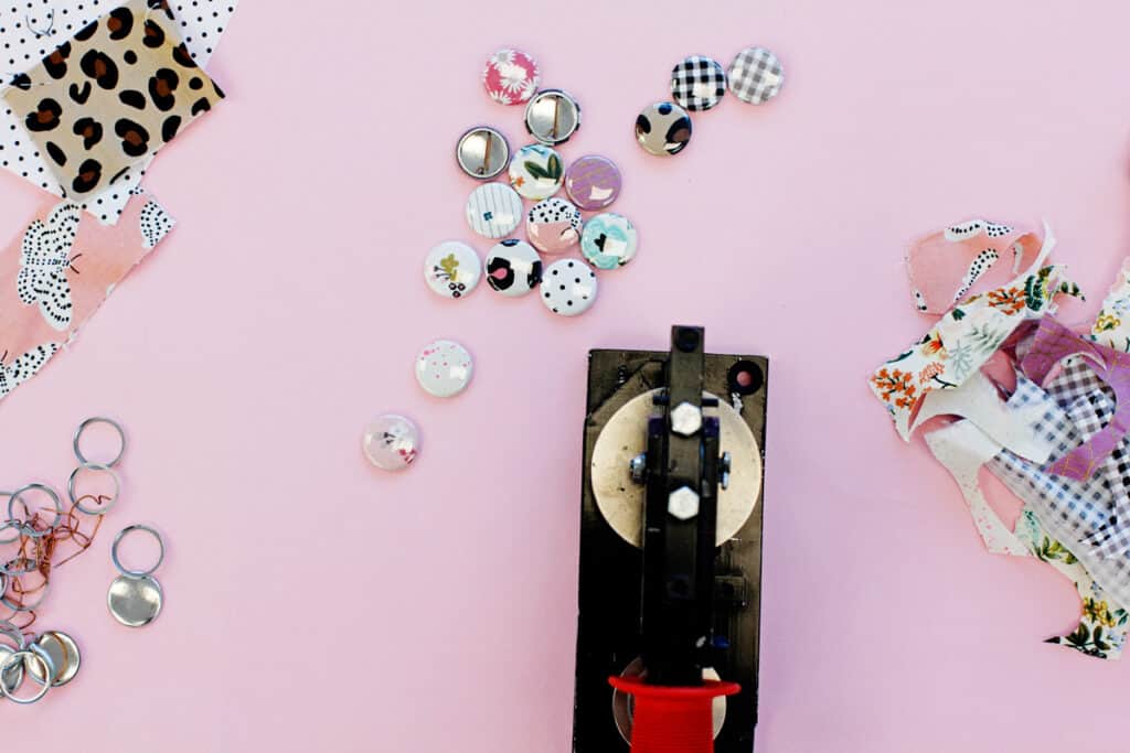 how to make button pins with fabric scraps - see kate sew