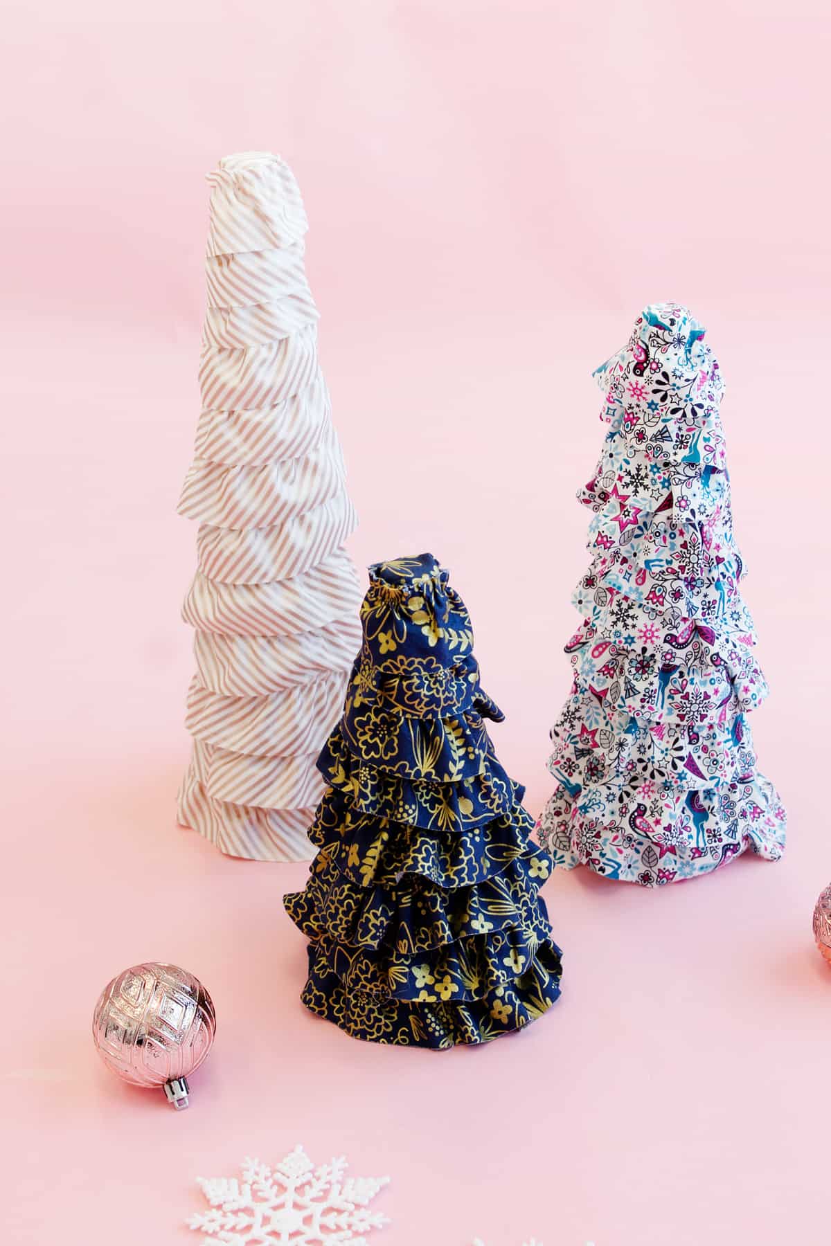 Styrofoam cone Christmas tree with jelly roll and felt.  Diy felt christmas  tree, Xmas crafts, Christmas tree crafts
