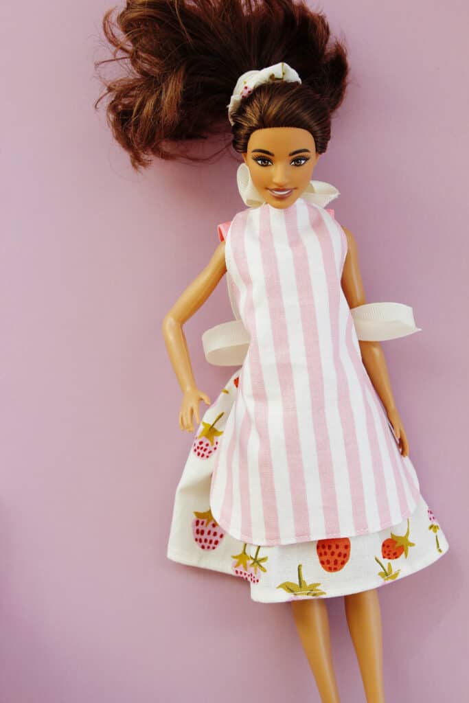Barbie sewing is so much fun! These tiny Barbie accessories include a scrunchie, a purse, home items and more!