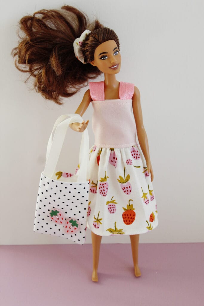 Barbie sewing is so much fun! These tiny Barbie accessories include a scrunchie, a purse, home items and more!