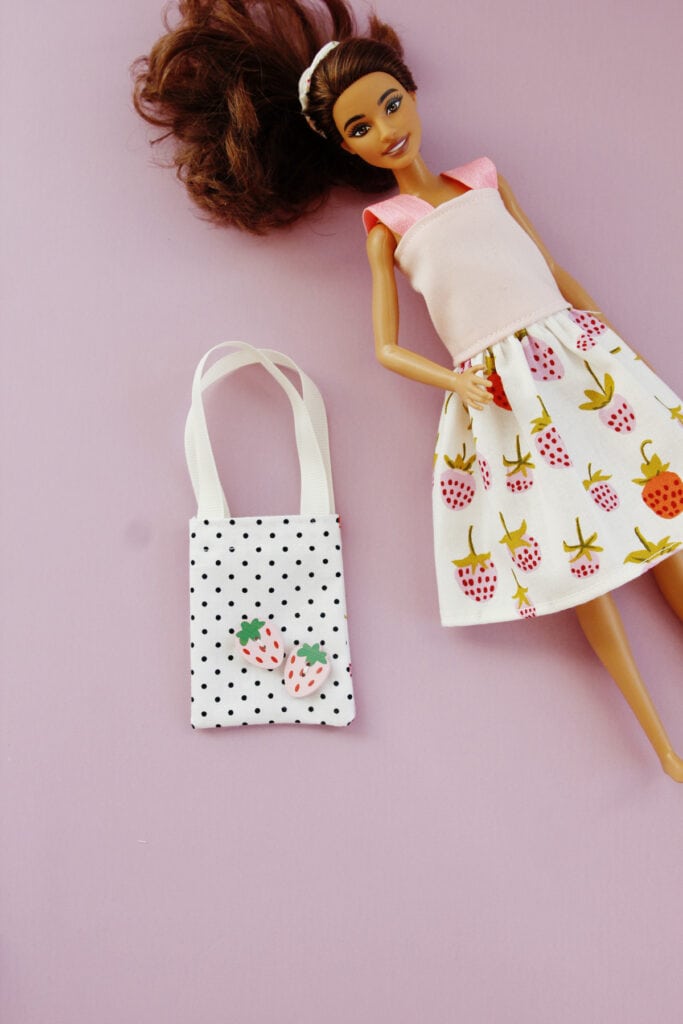 Barbie sewing is so much fun! These tiny Barbie accessories include a scrunchie, a purse, home items and more!